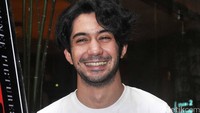 Pesona Reza yang meluluhkan hati para wanita dengan senyumannya. Pool/Noel/detikFoto.