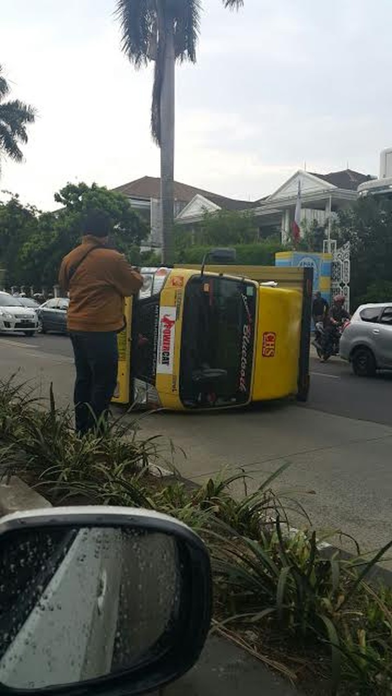 Mobil Boks Terbalik Di Dekat PIM Lebak Bulus Arah Pondok Indah Macet