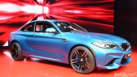 BMW membatasi kecepatan secara elektronik pada 250 km per jam atau 270 km per jam untuk M2 dengan M Package.
