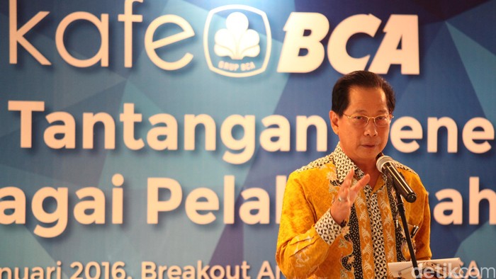 Presiden Direktur BCA Jahja Setiaatmadja

Jahja Setiaatmadja (59 tahun) menjabat sebagai Presiden Direktur BCA sejak tanggal 17 Juni 2011. Beliau bertanggung jawab atas Koordinasi Umum serta membawahi Divisi Audit InternaI dan Sekretariat Perusahaan. Sebelumnya beIiau menjabat sebagai WakiI Presiden Direktur BCA (2005-2011) dengan tanggung jawab terakhir atas bisnis Perbankan Cabang, Divisi Tresuri, Divisi Perbankan Internasional, dan kantor-kantor perwakilan di Iuar negeri. Beliau pernah menjabat sebagai Direktur BCA (1999-2005) serta memangku berbagai jabatan manajerial di BCA sejak tahun 1990. Sebelum bergabung dengan BCA, beliau menjabat sebagai Direktur Keuangan pada perusahaan otomotif Indonesia terkemuka, Indomobil (1989  1990). Beliau memangku berbagai jabatan manajerial pada perusahaan farmasi terbesar di Indonesia, Kalbe Farma (1 980  1989) dengan jabatan terakhir sebagai Direktur Keuangan. Beliau memulai karir di tahun 1979 sebagai akuntan pada perusahaan akuntan (PriceWaterhouse). Beliau memperoleh gelar sarjana daIam bidang Akuntansi dari Universitas Indonesia.
