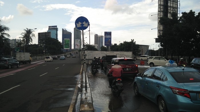 Bikin Blind Spot, Pembatas Proyek di Putaran Rasuna Said Dikeluhkan Pengendara