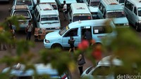 Keberadaan angkutan kota atau yang lebih kita kenal angkot akan dibatasi.