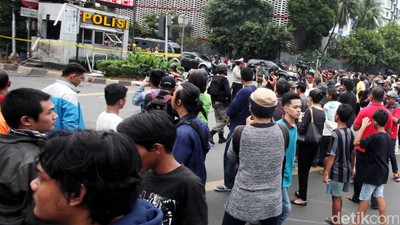 Warga Berbondong-bondong Tonton TKP Bom