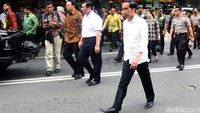 Jokowi berjalan menuju lokasi ledakan bom. Cahyo/Setpres/detikFoto.