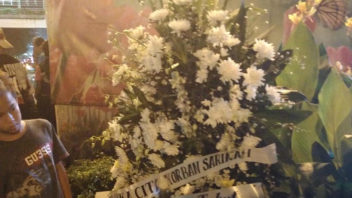 Turut Berduka, Warga Letakkan Karangan Bunga di Depan Pos Polisi Thamrin