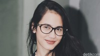 Hanya dengan senyumannya, artis kelahiran 6 Oktober 1992 itu sukses membuat pria jatuh hati.