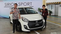 Direktur Pemasaran ADM, Amelia Tjandra dan Marketing Division Head PT Astra International Tbk-Daihatsu Sales Operation Hendrayadi Lastiyoso mengapit Sirion Sport. Sirion Sport dibanderol mulai Rp 160 jutaan.