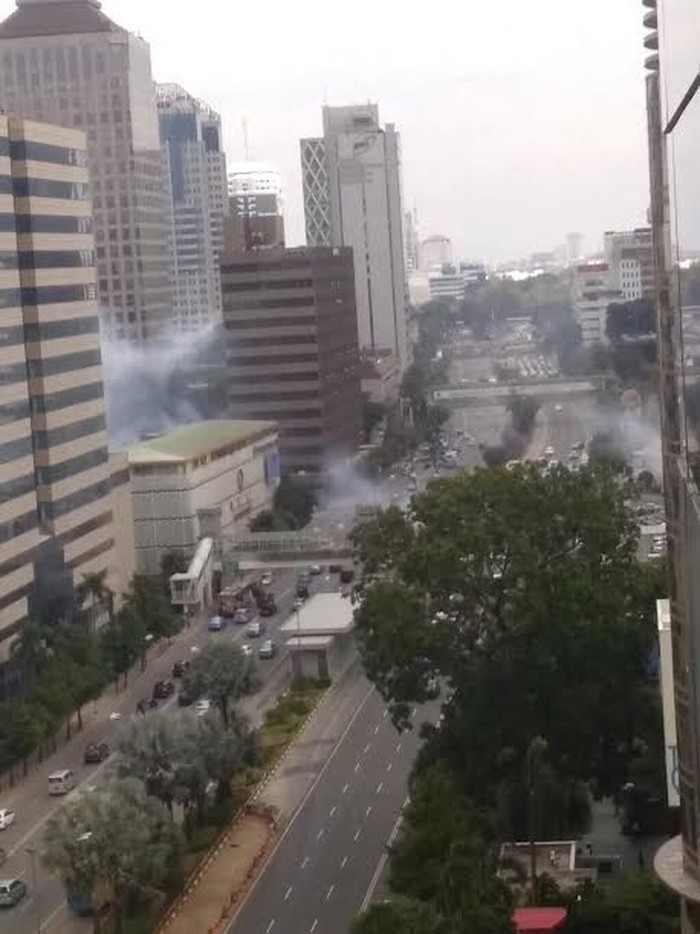 Suara Tembakan Terus Terdengar di Dekat Sarinah, Polisi Berdatangan