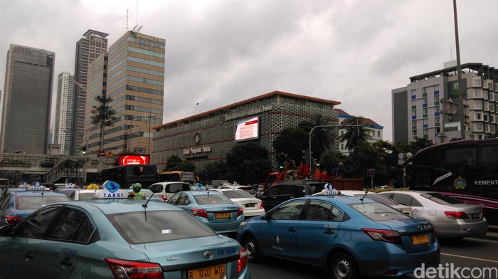 Lalu Lintas di Jl Thamrin Normal, Kendaraan Ramai Lewat