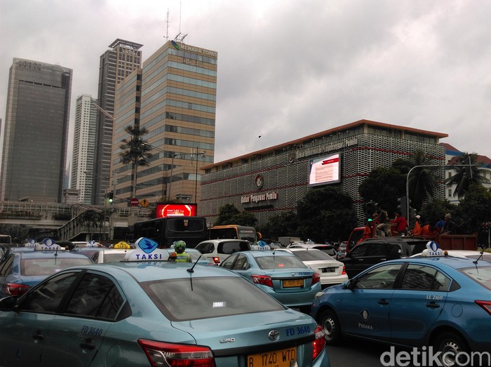 Lalu Lintas di Thamrin Padat Merayap, Warga Kerumuni Lokasi Ledakan