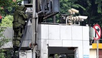 Seorang anggota tim Gegana Polri tampak mengenakan baju penjinak bom saat melakukan pengamanan benda diatas pospol Sarinah. 
