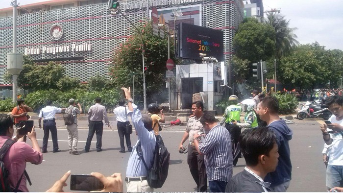 MH Thamrin Mencekam, Mobil Putar Balik dan Orang-orang Berlarian