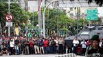 Warga Berbondong-bondong Tonton TKP Bom