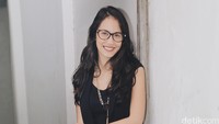 Tampil simple dengan busana serba hitam yang dipadu sneakers abu-abu, mantan kekasih Nino RAN itu tetap cantik dan keren.