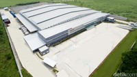 Spare Part Center baru yang terletak di Kawasan Industri Kota Bukit Indah di Purwakarta, berdiri di area seluas 50.000 meter persegi, dengan luas gudang sebesar 12.300 meter persegi dan digunakan untuk menyimpan 50.000 jenis suku cadang senilai Rp 200 miliar. (Foto: Nissan Motor Indonesia).