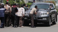 Beberapa aparat petugas kepolisian, baik yang mengenakan seragam resmi, safari/preman merangsek menyerbu teroris di kawasan Sarinah sambil berlindung di mobil SUV Toyota Land Cruiser. (Foto: Lamhot Aritonang).