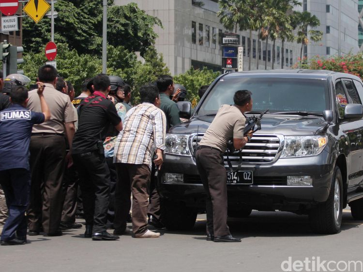 Mobil SUV Tameng Polisi Serbu Teroris