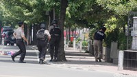 Saat ini polisi terus menambah personel di kawasan gedung Cakrawala. Lamhot Aritonang/detikcom.