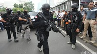 Anggota Densus 88 ikut membantu penanganan teroris di kawasan Thamrin tersebut. 