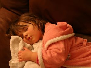 Gigi Anak Bergemeretak Saat Tidur, Kenapa Ya?