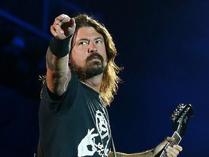 BRISBANE, AUSTRALIA - FEBRUARY 24:  Dave Grohl of the Foo Fighters performs at Suncorp Stadium on February 24, 2015 in Brisbane, Australia.  (Photo by Chris Hyde/Getty Images)