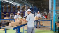 Staff Spare Part Center NMI sedang memeriksa kualitas spare part yang akan dikirimkan ke berbagai dealer Nissan-Datsun. (Foto: Nissan Motor Indonesia).