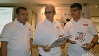 Direktur Utama PT Bahana TCW Investment Bahana Management Edward Lubis (tengah) berbincang dengan Chief Economist dan Director for Investor Relation PT Bahana TCW Investment Management Budi Hikmat (kanan) dan Head of Corporate Communication Bahana Group Dewa Agung Rudy (kiri) disela paparan ekonomi bertema Eight Days a Week di Jakarta, Kamis (14/1/2016).