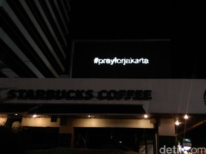 Ucapan #prayforjakarta dari Atas Gerai Starbucks di Thamrin