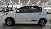 Ada juga penambahan striping sticker di bagian samping.