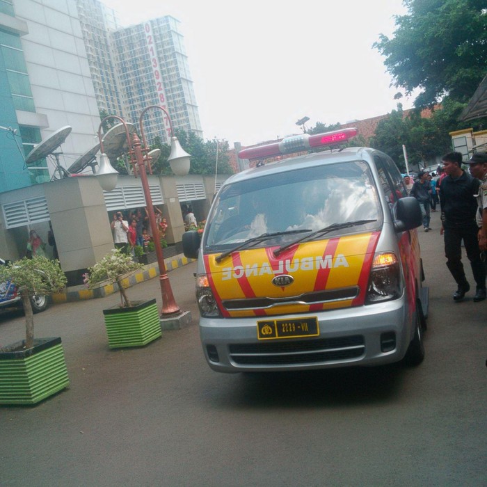 Seorang Anggota Polisi Korban Ledakan Dibawa ke IGD RSCM