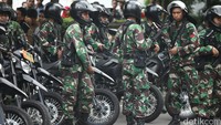 Truk-truk ini tampak membawa para personel TNI bersenjata lengkap.