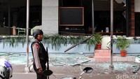 Pecahan kaca berserakan di depan gerai kopi tersebut.
