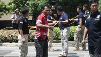Polisi memasang police line di lokasi ledakan.