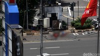 Ada beberapa tubuh tergeletak di samping pos polisi.