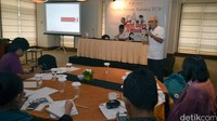 Direktur Utama PT Bahana TCW Investment Bahana Management Edward Lubis memberikan pemaparan.