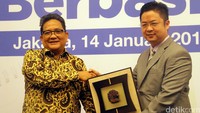 Direktur Eksekutif Asosiasi Perusahaan Pembiayaan Indonesia (APPI) Susilo Sudjono (kiri) dan Direktur PT Ebiz Cipta Solusi Dedy Effendy Lingga (kanan) menghadiri seminar penggunaan Laporan Bulanan Perusahaan Pembiayaan berbasis XBRL di Jakarta, Kamis (14/01/2016).