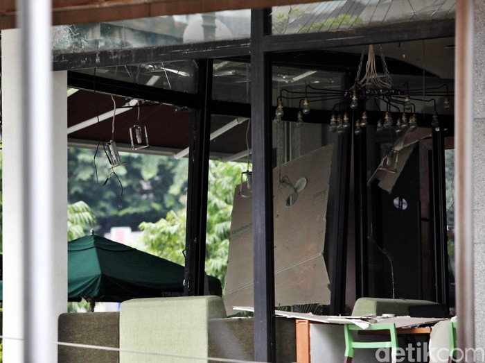 Kerusakan terlihat di salah satu gerai Starbucks  di kawasan Sarinah, Jakarta, Kamis (14/1/2016).  Kerusakan akibat ledakan bom bunuh diri itu menyebabkan plafon jebol, kaca pecah dan furniture berantakan. (Ari Saputra/detikcom).
