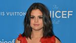 Red Hot! Selena Gomez Dibalut Dress Berbelahan Dada Rendah