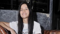 Ia tampak mengenakan rok hitam panjang yang dipadukan dengan sneaker. Pool/Noel/detikFoto.