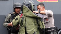 Ledakan terjadi di Pospol Jl MH Thamrin seberang Sarinah sekitar pukul 10.40 WIB.