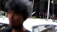 Masyarakat juga tidak boleh melintas di Jalan Agus Salim. Di belakang Sarinah kondisi lalu lintas macet karena semua arus kendaraan dialihkan ke sana.