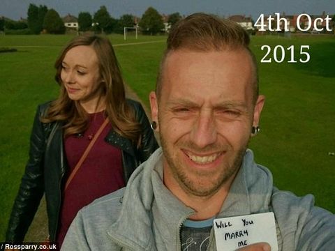 Romantis, Pria Ini Diam-diam Lamar Kekasihnya Dengan Buat 