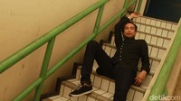 Piyu bahkan tidur-tiduran di tangga. Pool/Gus Mun/detikFoto.