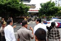 Presiden Jokowi langsung meninjau ke lokasi kejadian bom. 