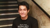 Meski bergaya kasual, Miller Khan tetap kece. Pool/Gus Mun/detikFoto.