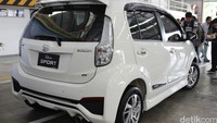 City car yang sudah memiliki dual SRS airbag tampil sporty dengan bumper underground dan chrome list di bagian belakang.