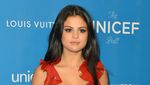 Red Hot! Selena Gomez Dibalut Dress Berbelahan Dada Rendah