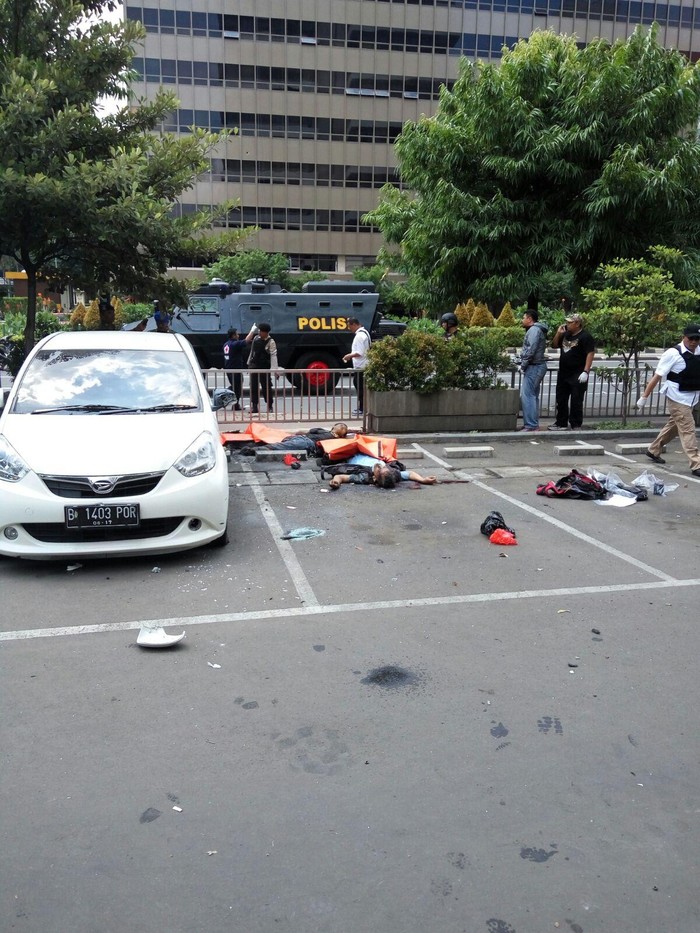 Penampakan 2 Pelaku Teror Setelah Meledakkan Diri di Depan Starbucks