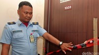 Petugas Pamdal menunjukan pita segel di depan pintu masuk ruangan Budi Supriyanto di Gedung Nusantara I, Senayan, Jakarta. Pool/Lamhot Aritonang/detikFoto.