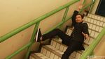 Pose Suka-suka Piyu di Tangga